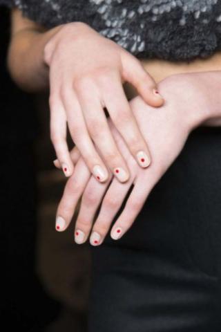 Dotty nails: Το πιο minimal nail art που μπορείς να κάνεις μόνη σου