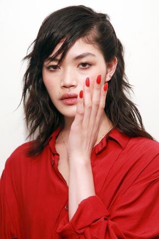 Το κλασσικό κόκκινο επανασυστήνεται και θα απογειώσει το μανικιούρ σου Το κλασσικό κόκκινο επανασυστήνεται και θα απογειώσει το μανικιούρ σου