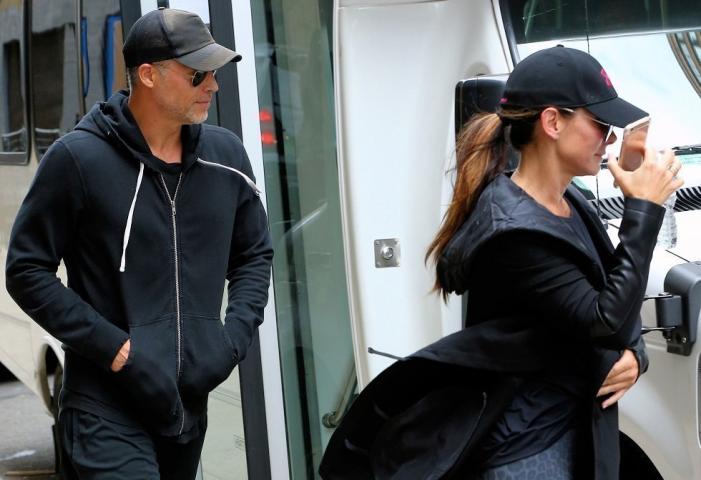 Οργιάζουν οι φήμες πως πασίγνωστη ηθοποιός παντρεύτηκε στα 53 της