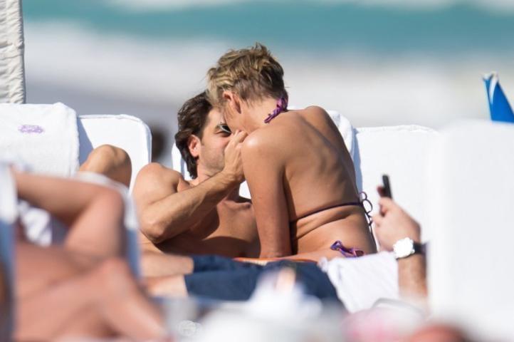 Η Sharon Stone φιλάει τον 40χρονο σύντροφό της και αδιαφορεί για τους πάντες