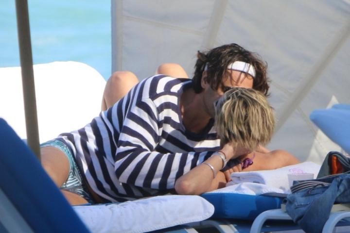 Η Sharon Stone φιλάει τον 40χρονο σύντροφό της και αδιαφορεί για τους πάντες