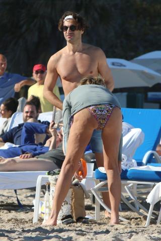 Η Sharon Stone φιλάει τον 40χρονο σύντροφό της και αδιαφορεί για τους πάντες