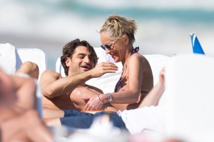 Η Sharon Stone φιλάει τον 40χρονο σύντροφό της και αδιαφορεί για τους πάντες