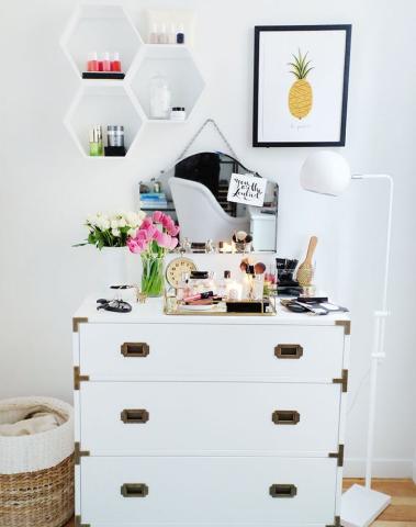 Vanity décor: 10 stylish τρόποι για να βάλεις σε τάξη τα καλλυντικά σου