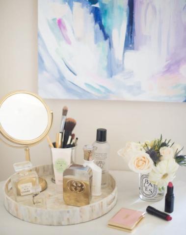 Vanity décor: 10 stylish τρόποι για να βάλεις σε τάξη τα καλλυντικά σου