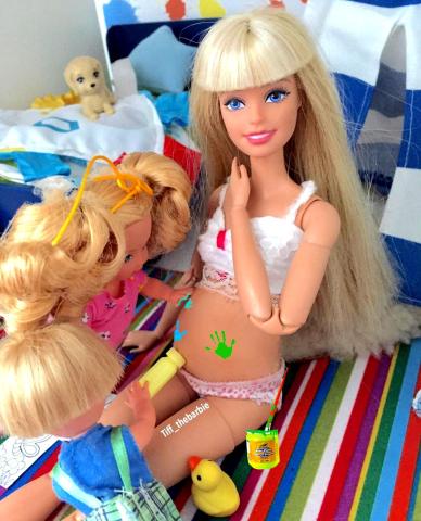 H Barbie έμεινε έγκυος και η κοιλιά της πρωταγωνιστεί στο Instagram