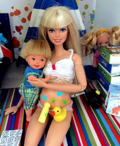 H Barbie έμεινε έγκυος και η κοιλιά της πρωταγωνιστεί στο Instagram