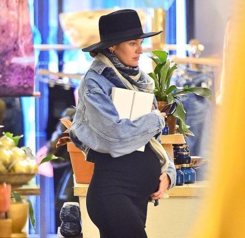 Η έγκυος Candice Swanepoel είναι παραδειγματικά στιλάτη