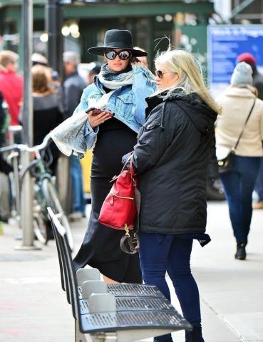 Η έγκυος Candice Swanepoel είναι παραδειγματικά στιλάτη