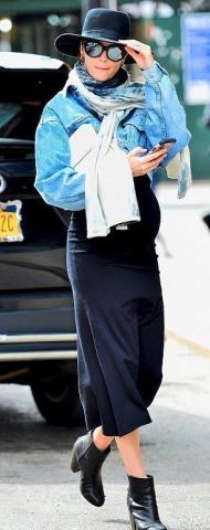 Η έγκυος Candice Swanepoel είναι παραδειγματικά στιλάτη