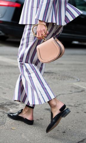 Mules: 7 outfits για να φορέσεις άφοβα τα παπούτσια της Άνοιξης 