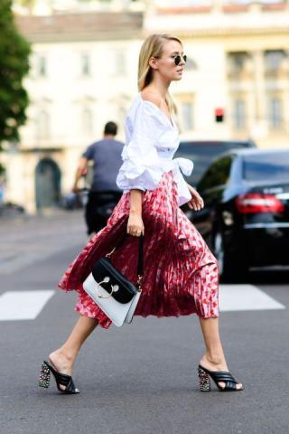 Mules: 7 outfits για να φορέσεις άφοβα τα παπούτσια της Άνοιξης 