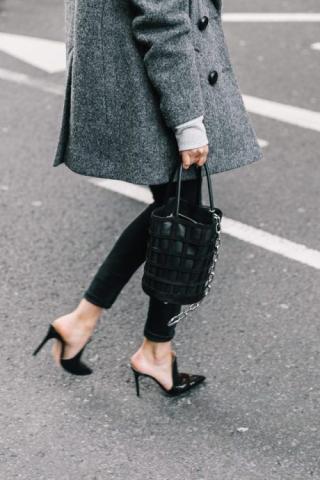 Mules: 7 outfits για να φορέσεις άφοβα τα παπούτσια της Άνοιξης 