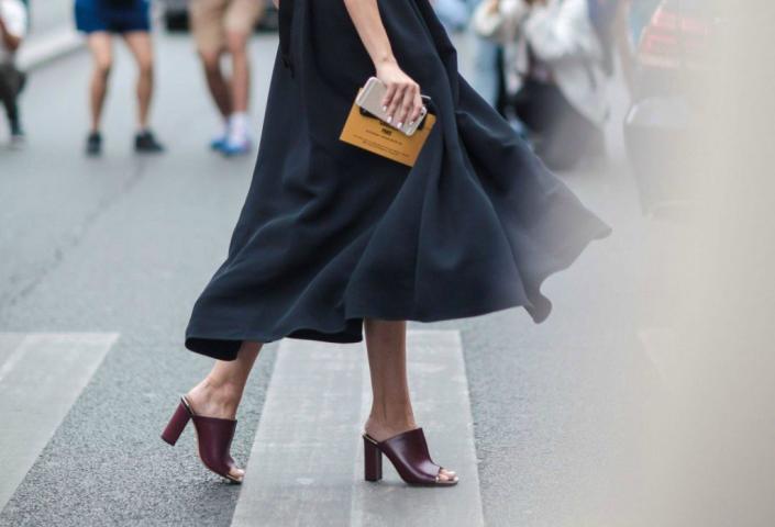 Mules: 7 outfits για να φορέσεις άφοβα τα παπούτσια της Άνοιξης 