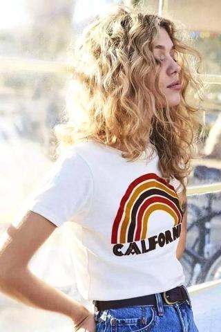 6 χτενίσματα που θα σε κάνουν να ευγνωμονείς τα σγουρά μαλλιά σου