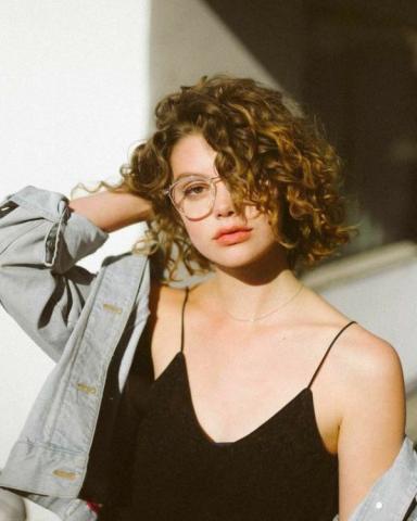 6 χτενίσματα που θα σε κάνουν να ευγνωμονείς τα σγουρά μαλλιά σου