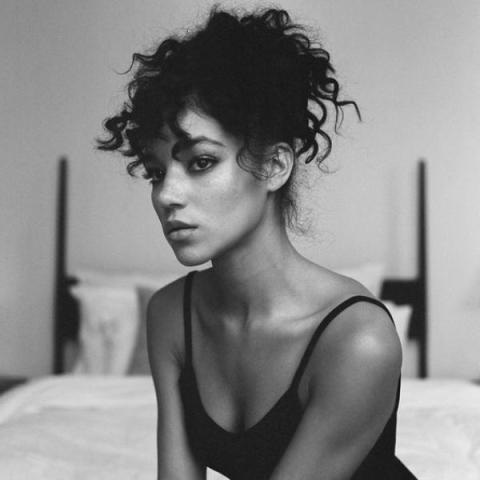 6 χτενίσματα που θα σε κάνουν να ευγνωμονείς τα σγουρά μαλλιά σου