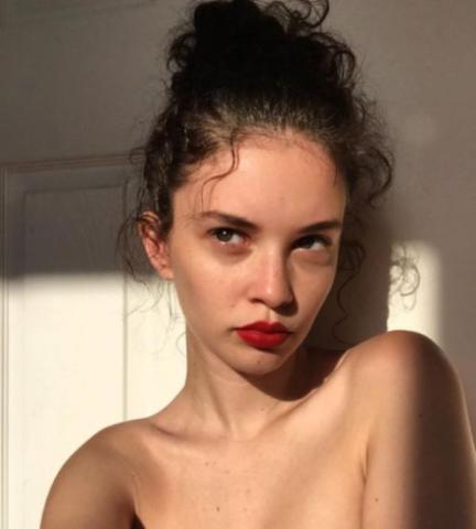 6 χτενίσματα που θα σε κάνουν να ευγνωμονείς τα σγουρά μαλλιά σου