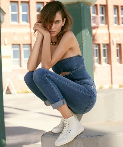 Η Alexa Chung σχεδίασε τα πιο ωραία παλομοδίτικα sneakers που έχεις δει Η Alexa Chung σχεδίασε τα πιο ωραία παλομοδίτικα sneakers που έχεις δει