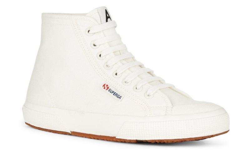 Η Alexa Chung σχεδίασε τα πιο ωραία παλομοδίτικα sneakers που έχεις δει Η Alexa Chung σχεδίασε τα πιο ωραία παλομοδίτικα sneakers που έχεις δει