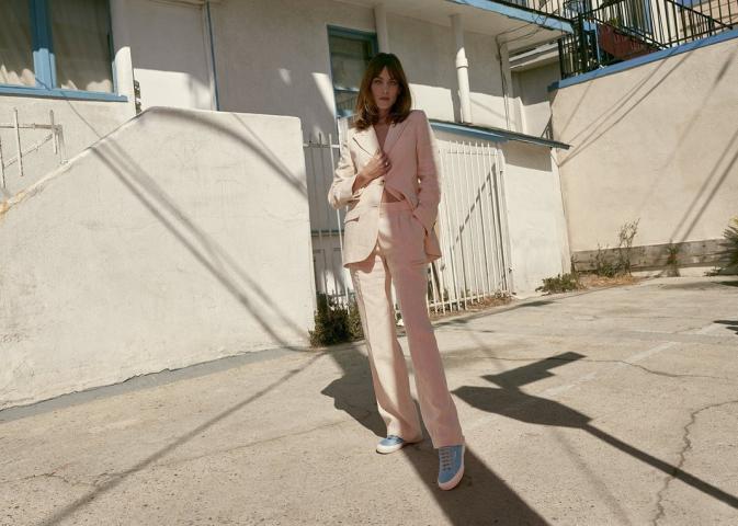 Η Alexa Chung σχεδίασε τα πιο ωραία παλομοδίτικα sneakers που έχεις δει Η Alexa Chung σχεδίασε τα πιο ωραία παλομοδίτικα sneakers που έχεις δει