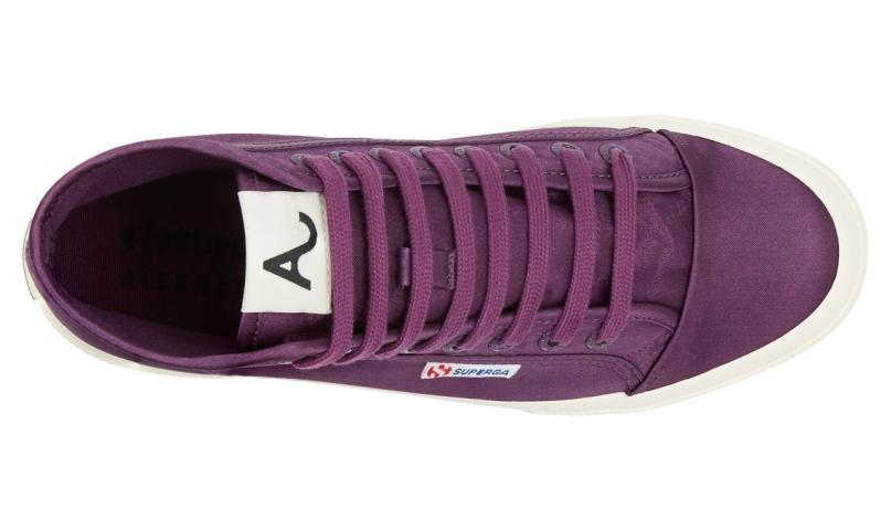 Η Alexa Chung σχεδίασε τα πιο ωραία παλομοδίτικα sneakers που έχεις δει Η Alexa Chung σχεδίασε τα πιο ωραία παλομοδίτικα sneakers που έχεις δει