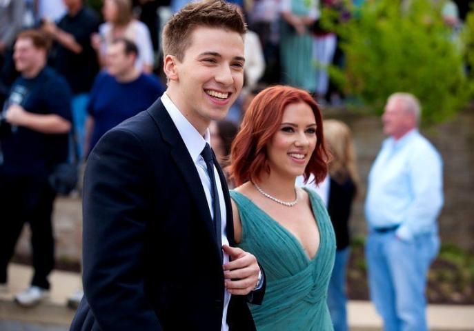 Ο δίδυμος αδερφός της Scarlett Johansson παραείναι γοητευτικός, δε νομίζεις;