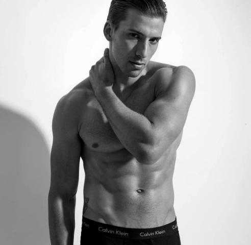 Ο δίδυμος αδερφός της Scarlett Johansson παραείναι γοητευτικός, δε νομίζεις;