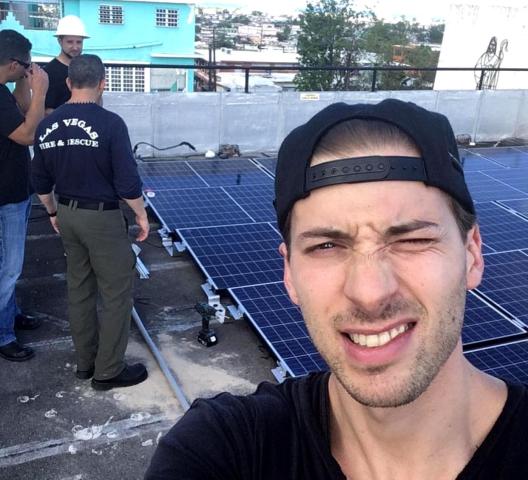 Ο δίδυμος αδερφός της Scarlett Johansson παραείναι γοητευτικός, δε νομίζεις;