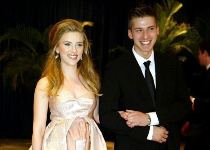 Ο δίδυμος αδερφός της Scarlett Johansson παραείναι γοητευτικός, δε νομίζεις;