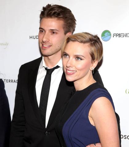 Ο δίδυμος αδερφός της Scarlett Johansson παραείναι γοητευτικός, δε νομίζεις;