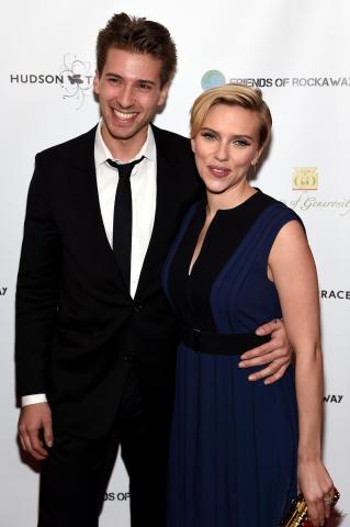 Ο δίδυμος αδερφός της Scarlett Johansson παραείναι γοητευτικός, δε νομίζεις;