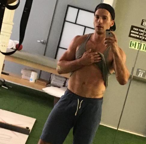 Ο δίδυμος αδερφός της Scarlett Johansson παραείναι γοητευτικός, δε νομίζεις;