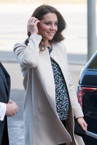 Η Kate Middleton με skinny jeans λίγο πριν γεννήσει... γιατί μπορεί! 