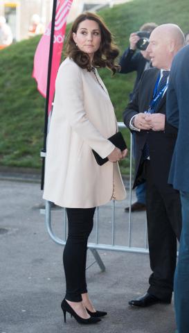 Η Kate Middleton με skinny jeans λίγο πριν γεννήσει... γιατί μπορεί! 