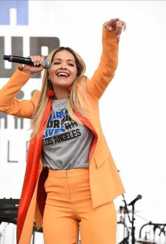 H εκκεντρική Rita Ora αποθεώνει τα 70s με πορτοκαλί κοστούμι