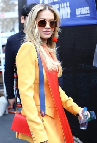 H εκκεντρική Rita Ora αποθεώνει τα 70s με πορτοκαλί κοστούμι