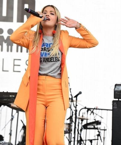 H εκκεντρική Rita Ora αποθεώνει τα 70s με πορτοκαλί κοστούμι