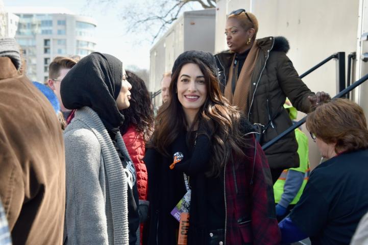 Ο George και η Amal Clooney περπατούν χέρι-χέρι στο March for Our Lives Ο George και η Amal Clooney περπατούν χέρι-χέρι στο March for Our Lives