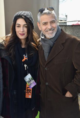 Ο George και η Amal Clooney περπατούν χέρι-χέρι στο March for Our Lives Ο George και η Amal Clooney περπατούν χέρι-χέρι στο March for Our Lives