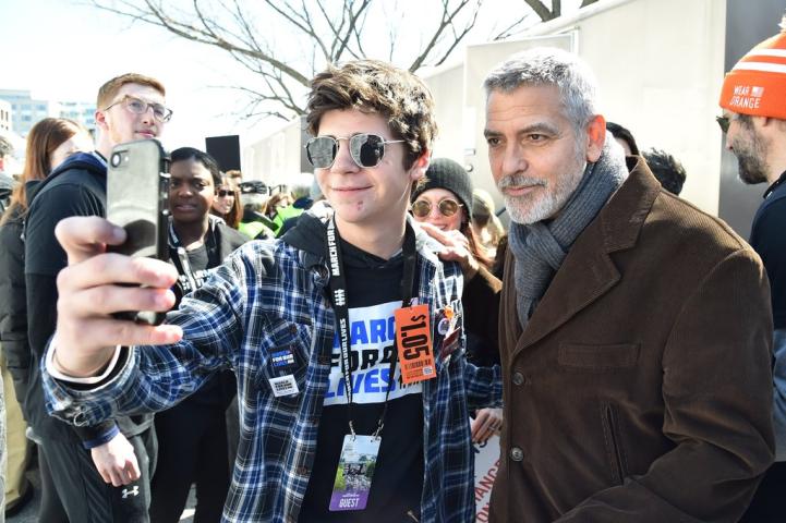 Ο George και η Amal Clooney περπατούν χέρι-χέρι στο March for Our Lives Ο George και η Amal Clooney περπατούν χέρι-χέρι στο March for Our Lives