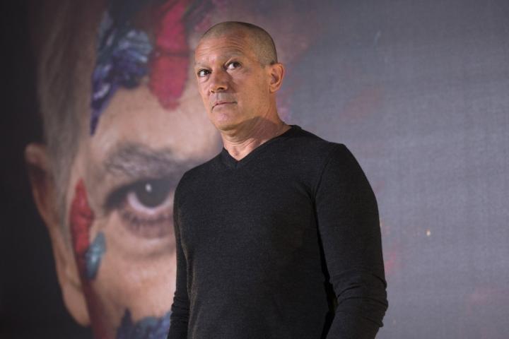 Antonio Banderas - Ξύρισε όλο του το πρόσωπο μέχρι και τα φρύδια Antonio Banderas - Ξύρισε όλο του το πρόσωπο μέχρι και τα φρύδια