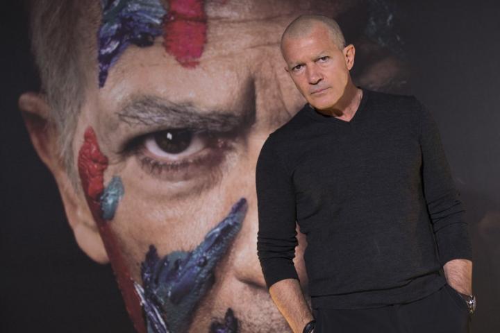 Antonio Banderas - Ξύρισε όλο του το πρόσωπο μέχρι και τα φρύδια Antonio Banderas - Ξύρισε όλο του το πρόσωπο μέχρι και τα φρύδια