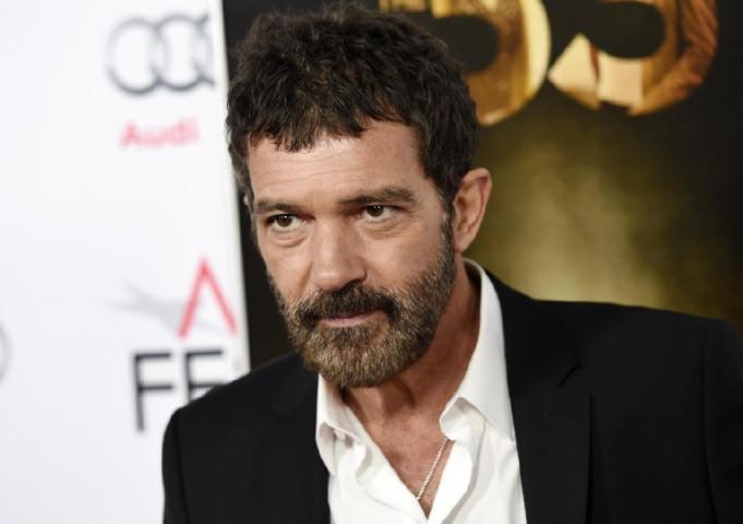 Antonio Banderas - Ξύρισε όλο του το πρόσωπο μέχρι και τα φρύδια Antonio Banderas - Ξύρισε όλο του το πρόσωπο μέχρι και τα φρύδια