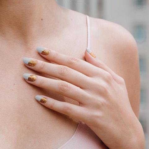 Two-toned mani: 7 ιδέες για χρωματικούς συνδυασμούς στο μανικιούρ