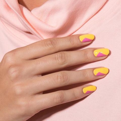 Two-toned mani: 7 ιδέες για χρωματικούς συνδυασμούς στο μανικιούρ