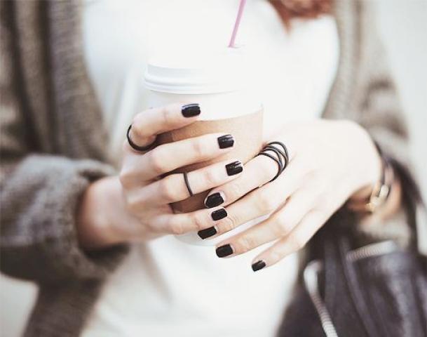 Τα 2 χρώματα στο μανικιούρ, ιδανικά για σένα που σ’ αρέσει να φοράς πολλά δαχτυλίδια