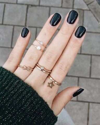 Τα 2 χρώματα στο μανικιούρ, ιδανικά για σένα που σ’ αρέσει να φοράς πολλά δαχτυλίδια