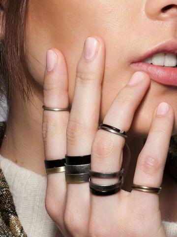 Τα 2 χρώματα στο μανικιούρ, ιδανικά για σένα που σ’ αρέσει να φοράς πολλά δαχτυλίδια