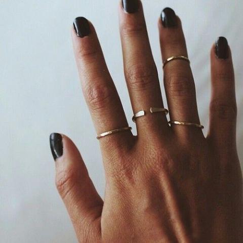 Τα 2 χρώματα στο μανικιούρ, ιδανικά για σένα που σ’ αρέσει να φοράς πολλά δαχτυλίδια